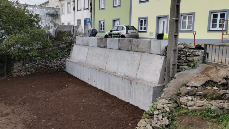 Circula&ccedil;&atilde;o retomada na Rua de Tr&aacute;s ap&oacute;s conclus&atilde;o de obra de suporte da via
