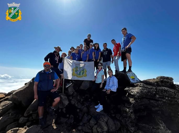 Bandeira da Ribeirinha hasteada no ponto mais alto de Portugal