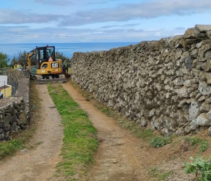 C&acirc;mara Municipal de Angra do Hero&iacute;smo realizou arranjo e asfaltamento de canada na Ribeirinha
