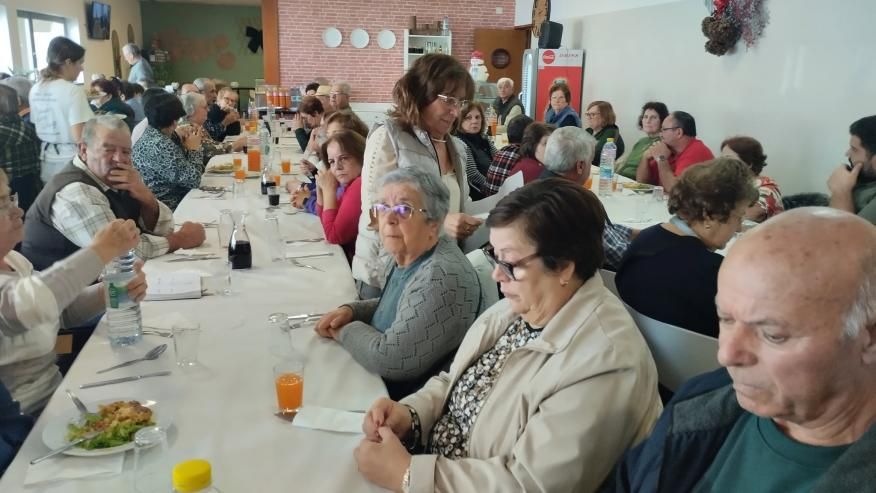 Almo&ccedil;o de Natal reuniu Junta de Freguesia e Centros Sociais e Paroquiais da Ribeirinha